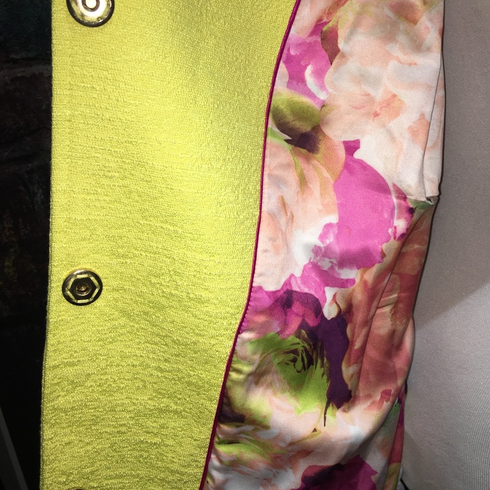 Yellow Coat - Picture 4 of 6